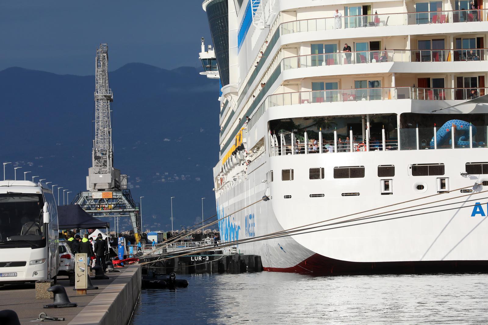 14.11.2022., Rijeka - Turisti na kruzeru AidaBlu koji je u ponedjeljak u jutarnjim satima uplovio u rijecku luku. Photo: Goran Kovacic/PIXSELL