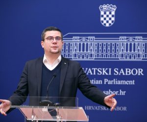 14.12.2022., Zagreb - Na konferenciji za medije kluba zastupnika Socijaldemokrati odrzanoj u Saboru o temi „Jesmo li spremni za euro?“ govorio je zastupnik Domagoj Hajdukovic. Photo: Patrik Macek/PIXSELL