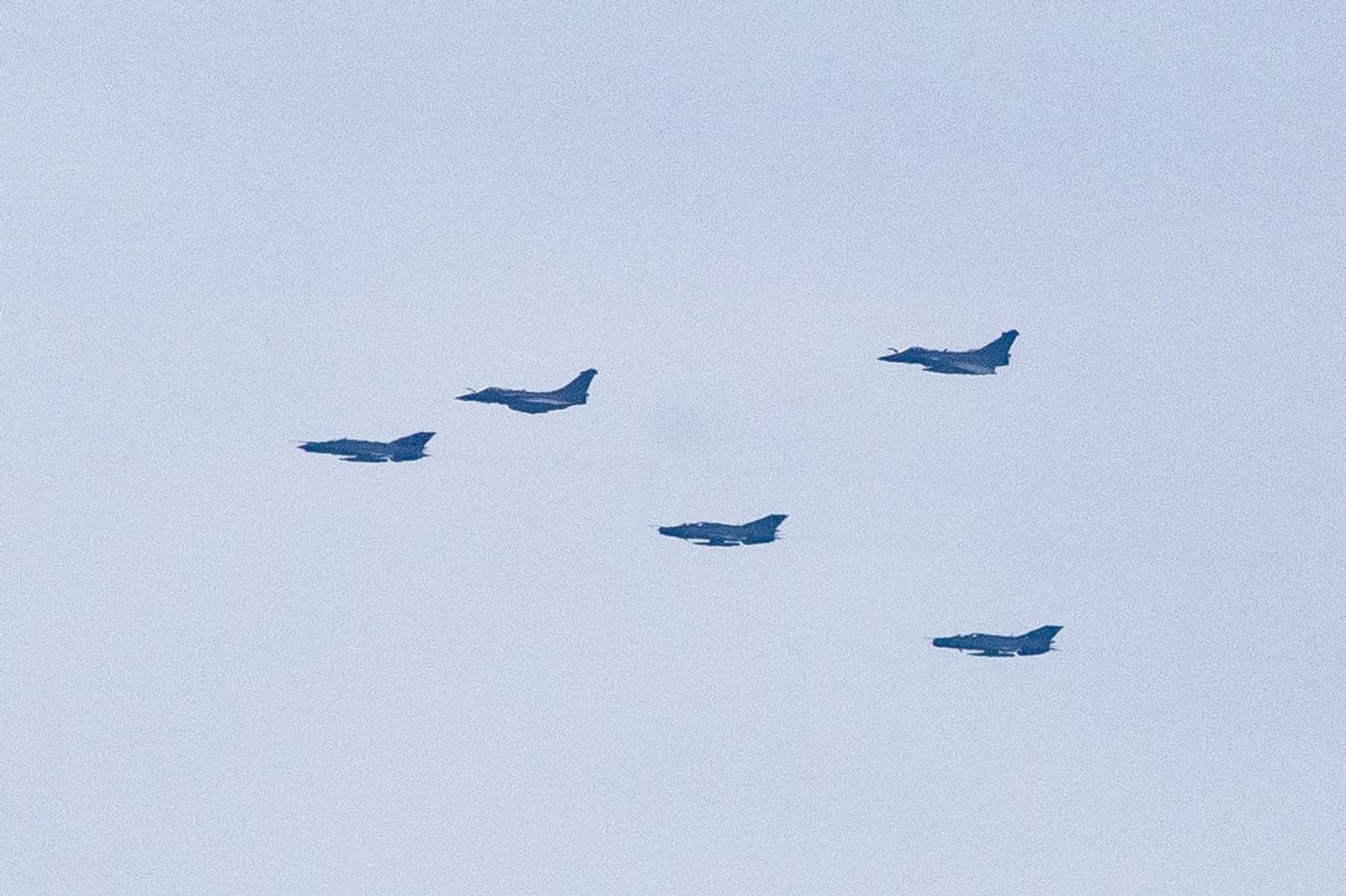 15.03.2022. Pula - Zajedničko letenje i uvjezbavanje pilota 191. Eskadrile lovackih aviona i francuskih pilota aviona Rafale s nosaca zrakoplova "Charles de Gaulle" u zracnom prostoru iznad Istre i Kvarnera, Like i Korduna, u cilju uvjezbavanja nadzora i zastite zracnog prostora i zadaca odvracanja. U vjezbi je sudjelovala i bojna Zracnog motrenja i navodjenja Hrvatskog ratnog zrakoplovstva. Photo: Srecko Niketic/PIXSELL