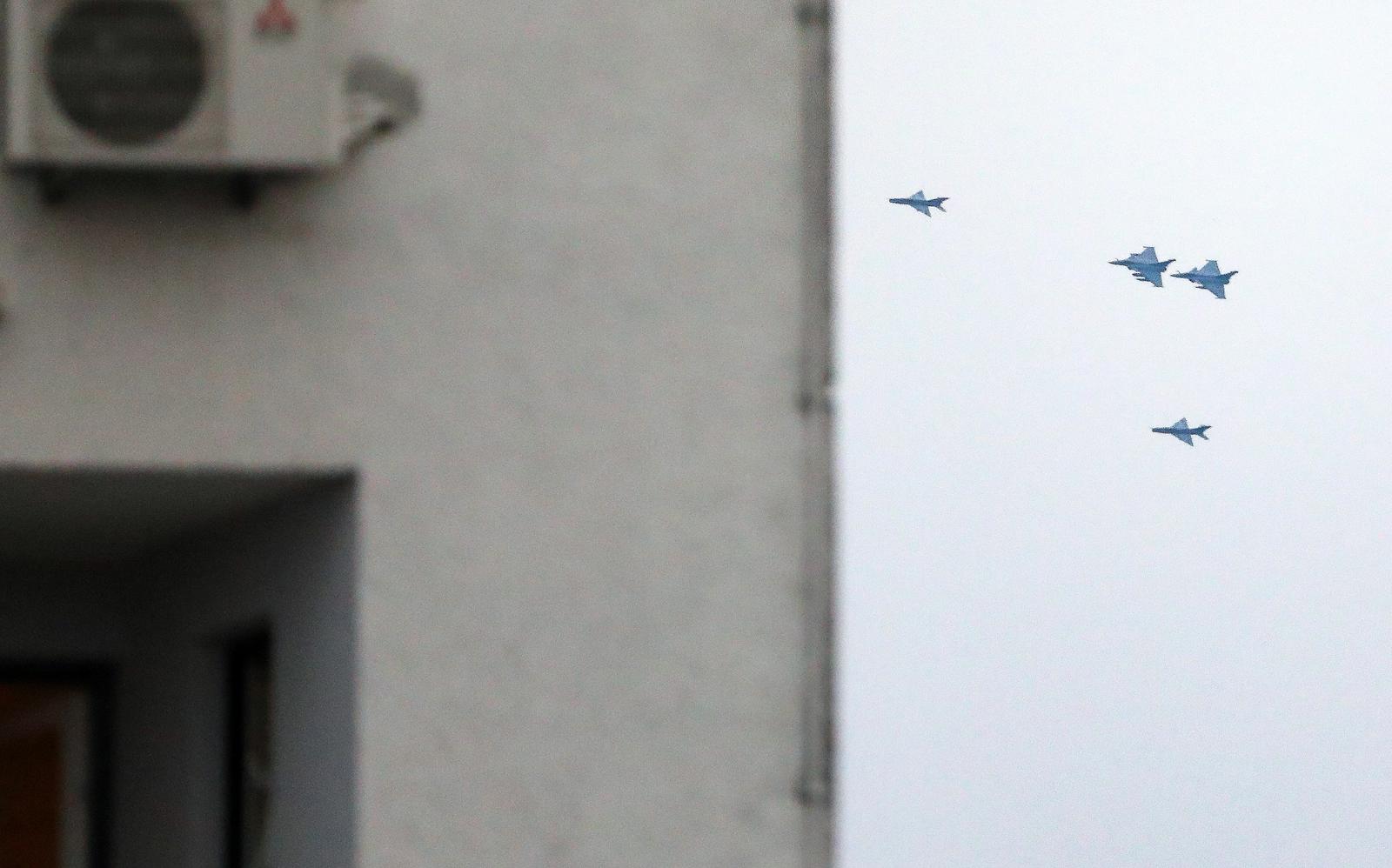 01.01.2000., Zagreb - Dva visenamjenska borbena zrakoplova Rafale preletjela su Zagreb, a tri MiG-a Hrvatskog ratnog zrakoplovstva presrela su ih te otpratila do zracne luke Franjo Tudjman u sklopu zajednickih vjezbi Hrvatske i Francuske. Photo: Emica Elvedji/PIXSELL