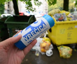15.09.2022., Zagreb - Novi sustav odvoza otpada u Zagrebu s radom krece 1. listopada. Od danas su na prodajnim mjestima dostupne nove ZG vrecice. Izradjene su od recikliranog materijala i dolaze u velicinama od 10, 20 i 40 litara koje ce gradjani o svom trosku nabavljati u trgovackim centrima po cijeni od 20, 40, 80 kuna za deset komada, odnosno po 2,4 i 8 kn po jednoj vrecici.
 Photo: Davor Puklavec/PIXSELL