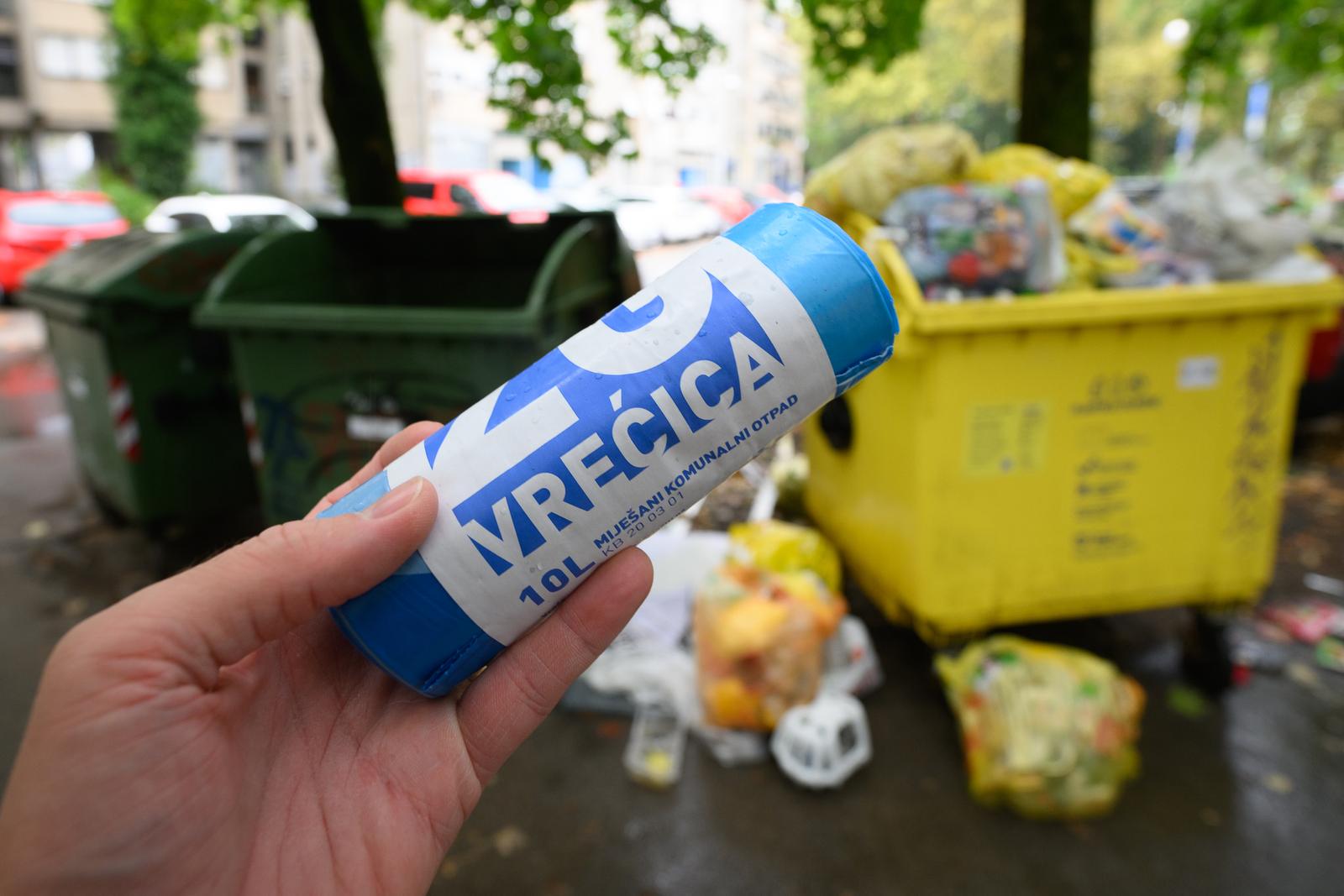 15.09.2022., Zagreb - Novi sustav odvoza otpada u Zagrebu s radom krece 1. listopada. Od danas su na prodajnim mjestima dostupne nove ZG vrecice. Izradjene su od recikliranog materijala i dolaze u velicinama od 10, 20 i 40 litara koje ce gradjani o svom trosku nabavljati u trgovackim centrima po cijeni od 20, 40, 80 kuna za deset komada, odnosno po 2,4 i 8 kn po jednoj vrecici.
 Photo: Davor Puklavec/PIXSELL