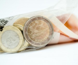 15.11.2022., Zagreb - HNB. Pocetni paket eurokovanica za potrosace bit ce dostupni od 1. prosinca u bankama, Financijskoj agenciji te HP-Hrvatskoj posti, a najvise ce se moci kupiti dva pocetna paketa eurokovanica za potrosace po jednoj transakciji. Paketi su pakirani u male plasticne vrecice u kojim se nalaze 33 eurokovanice svih apoena u vrijednosti od 13,28 eura, odnosno 100 kuna ce potrosaci izdvojiti za jedan pocetni paket eurokovanica.  Photo: Sanjin Strukic/PIXSELL
