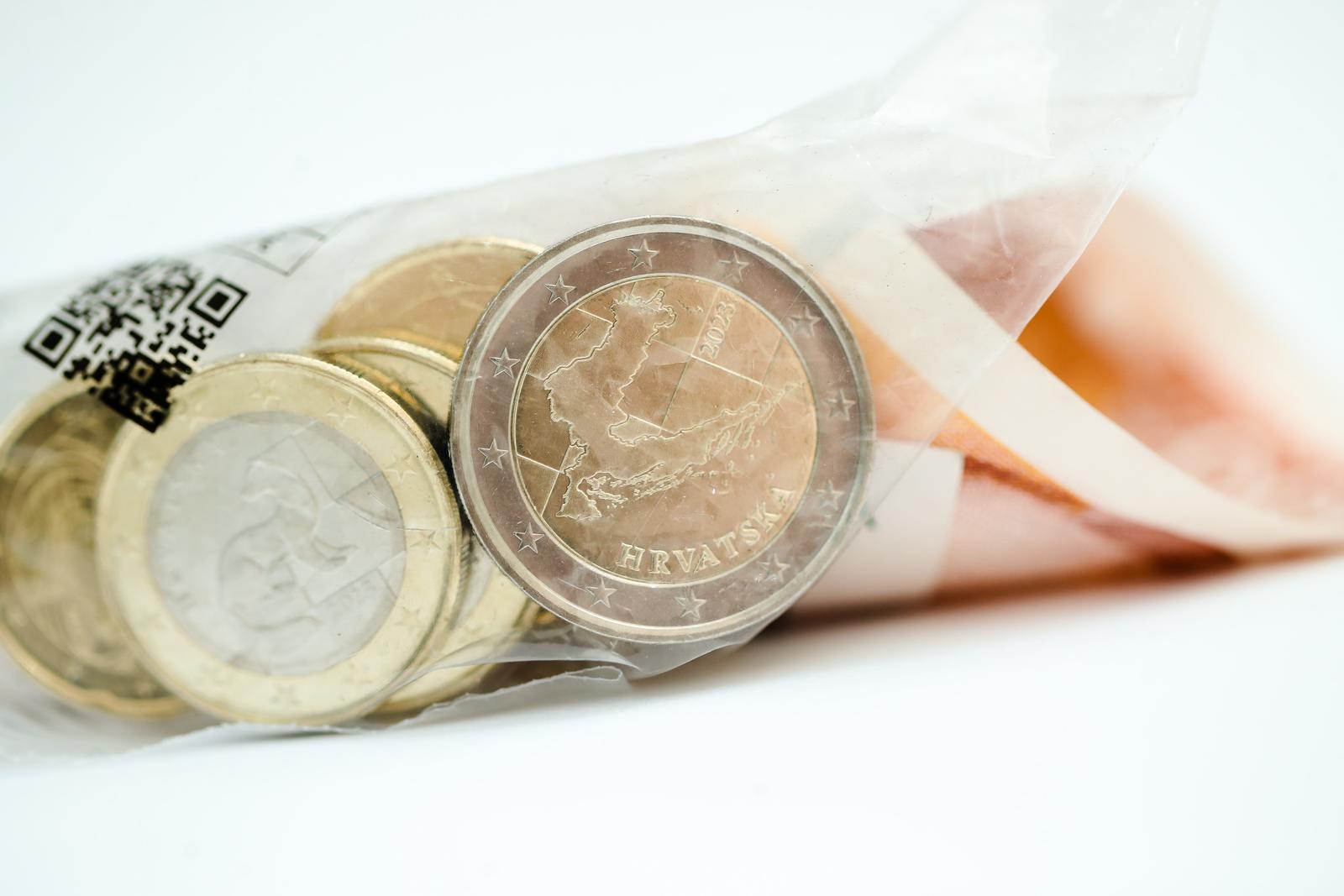 15.11.2022., Zagreb - HNB. Pocetni paket eurokovanica za potrosace bit ce dostupni od 1. prosinca u bankama, Financijskoj agenciji te HP-Hrvatskoj posti, a najvise ce se moci kupiti dva pocetna paketa eurokovanica za potrosace po jednoj transakciji. Paketi su pakirani u male plasticne vrecice u kojim se nalaze 33 eurokovanice svih apoena u vrijednosti od 13,28 eura, odnosno 100 kuna ce potrosaci izdvojiti za jedan pocetni paket eurokovanica.  Photo: Sanjin Strukic/PIXSELL