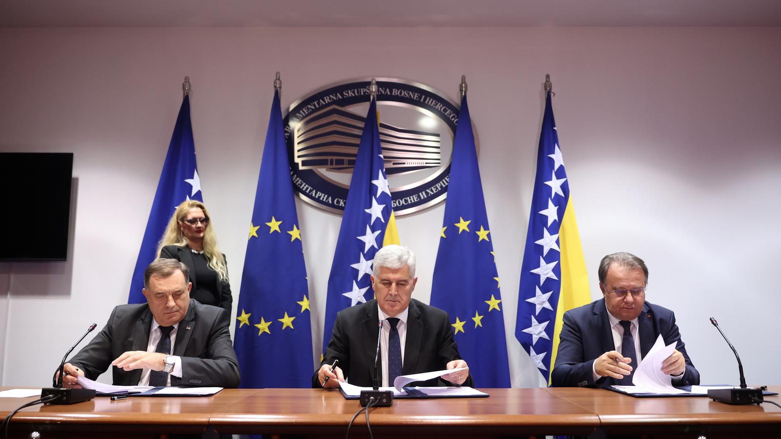 15.12.2022., Sarajevo, Bosna i Hercegovina - Delegacije Osmorke, HDZ-a i SNSD-a odrzale su sastanak danas u Sarajevu prilikom cega su dogovorili drzavnu vlast. Nakon sastanka je uslijedilo potpisivanje sporazuma u Parlamentarnoj skupstini BiH i konferencija za medije.  Photo: Armin Durgut/PIXSELL