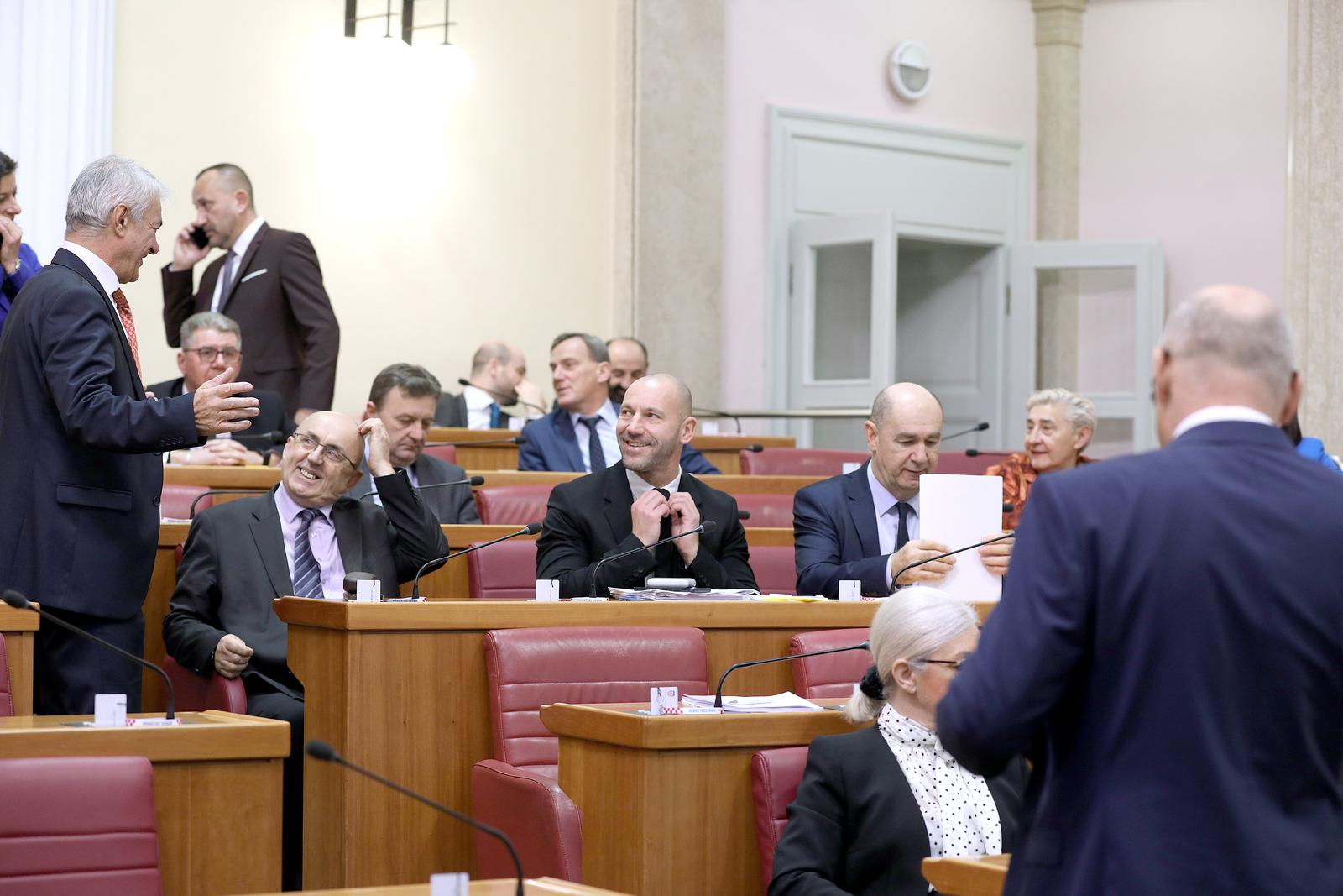 16.12.2022., Zagreb - Pocela je 14., izvanredna sjednica Hrvatskoga sabora na kojoj bi zastupnici trebali glasovati o tockama dnevnog reda raspravljenim na redovnoj sjednici. Jos uvijek nije poznato imaju li vladajuci potreban broj ruku za izglasavanje odluke o obuci ukrajinski vojnika u Hrvatskoj. Photo: Patrik Macek/PIXSELL