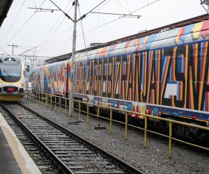 16.12.2022., Zagreb - HZPP u suradnji sa street art umjetnikom Borisom Barom i Turistickom zajednicom grada Zagreba iskoristili su vlak kao platno na kojemu se umjetnicima omogucava da izraze svoju kreativnost, a vlak postane umjetnicko djelo. Vlak povezuje ljude i destinacije, a time i kulturu.  Razlicitim segmentima promocije Zagreba kao destinacije, kulturnih dogadjanja i kreativnih projekata, a ovom prilikom nastavljena je kroz oslikavanje vlaka s motivima s kraja sedamdesetih i osamdesetih godina. Photo: Emica Elvedji/PIXSELL