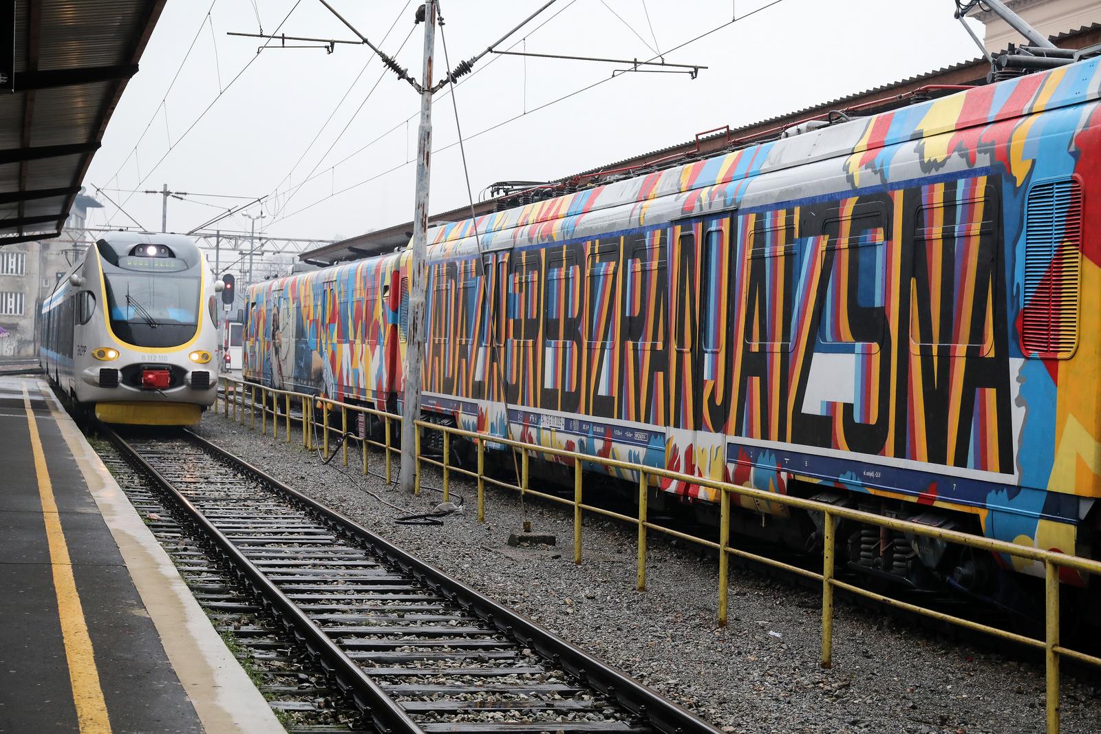 16.12.2022., Zagreb - HZPP u suradnji sa street art umjetnikom Borisom Barom i Turistickom zajednicom grada Zagreba iskoristili su vlak kao platno na kojemu se umjetnicima omogucava da izraze svoju kreativnost, a vlak postane umjetnicko djelo. Vlak povezuje ljude i destinacije, a time i kulturu.  Razlicitim segmentima promocije Zagreba kao destinacije, kulturnih dogadjanja i kreativnih projekata, a ovom prilikom nastavljena je kroz oslikavanje vlaka s motivima s kraja sedamdesetih i osamdesetih godina. Photo: Emica Elvedji/PIXSELL
