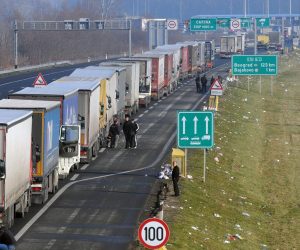 22.12.2013., Bajakovo - Kilometarske kolone kamiona na granicnom prijelazu Bajakovo. Vozaci na prijelaz cekaju i do 24 sata. "nPhoto: Goran Ferbezar/PIXSELL