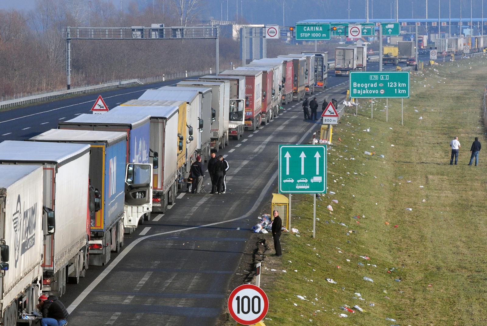 22.12.2013., Bajakovo - Kilometarske kolone kamiona na granicnom prijelazu Bajakovo. Vozaci na prijelaz cekaju i do 24 sata. "nPhoto: Goran Ferbezar/PIXSELL