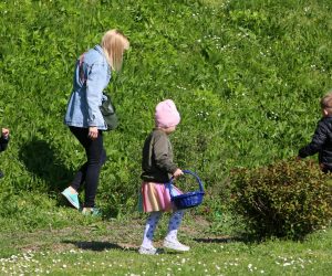 18.04.2022., Karlovac - U organizaciji Turisticke zajednice Karlovca i agencije Kamat Adventure odrzana je tradicionalna igra Potraga za pisanicama. Sestdesetak malisana sa roditeljima sudjelovalo je u igri potrage za plasticnim, drvenim,  vostanim, cokoladnim pisanicama  koje su bile sakrivene u grmovima, klupicama, travi u parku. 
 Photo: Kristina Stedul Fabac/PIXSELL Photo: Kristina Stedul Fabac/PIXSELL