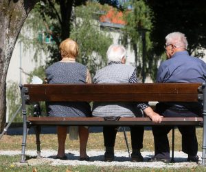 18.08.2021., Karlovac - Umirovljenici odmaraju u parku. rPhoto: Kristina Stedul Fabac/PIXSELL