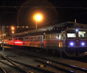17.09.2015., Dobova, Slovenija - Na zeljeznickom kolodvoru nalazi se vlak s otprilike 200 izbjeglica iz Sirije smjestenih u vagone izvan redovite kompozicije koji prometuje na relaciji Njemacka - Hrvatska. Izbjeglice su do granice Hrvatske i Slovenije stigle pjesice ili kombijima koji su ih prevozili iz Zagreba, no granicna policija ih je zaustavila i smjestila u vagone. Ocekuje se povratak u Zagreb. Jedan muskarac iskocio je kroz prozor vlaka, no policija ga je uhvatila. Photo: Borna Filic/PIXSELL