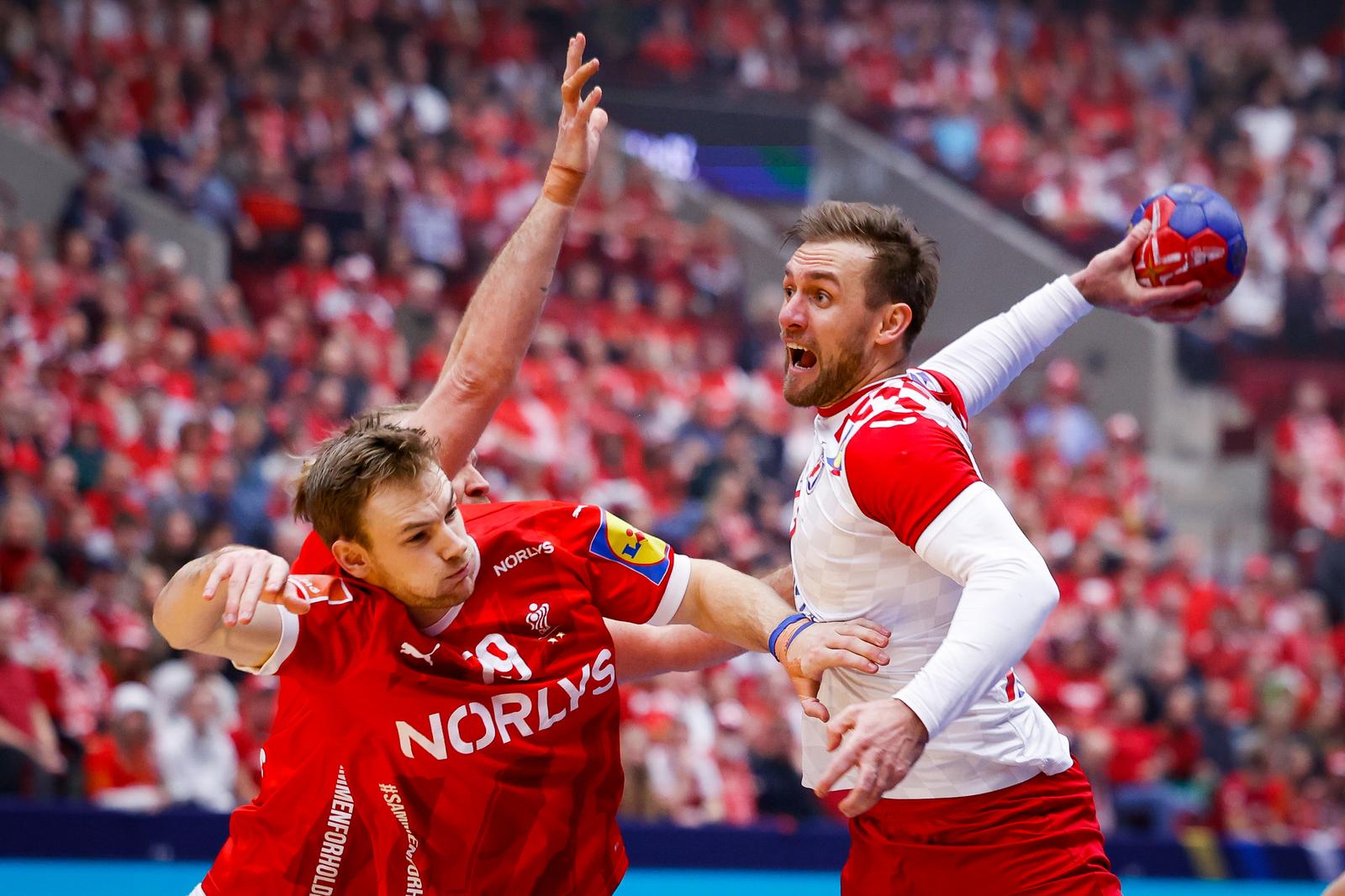 19.01.2023., Malmo Arena, Malmo, Svedska - IHF Svjetsko prvenstvo u rukometu, skupina IV, 3. kolo, Danska - Hrvatska. Mathias Gidsel, Luka Cindric Photo: Pixsell/PIXSELL