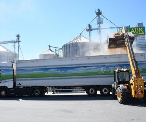 19.07.2022., Bjelovar - Zbog novonastale krizne situacije u svijetu i poremecaja opskrbe zitarica  na svjetskom trzistu, domaca proizvodnja ove ce godine biti od posebnog znacaja, bilo da je rijec o psenici, jecmu, razi, kukuruzu....koji postaju dragocjeni poput suhog zlata. Otkupne stanice imaju pune ruke posla.  

 Photo: Damir Spehar/PIXSELL