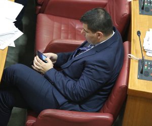 19.10.2016., Zagreb - Saborski zastupnici trose vrijeme na razne nacine dok cekaju svoj red za raspravu. Mandatar Andrej Plenkovic na prvoj sjednici 9. saziva Hrvatskog sabora predstavio je program Vlade i njezine clanove te je od zastupnika zatrazio da mu iskazu povjerenje. Nikola Grmoja.  Photo: Patrik Macek/PIXSELL