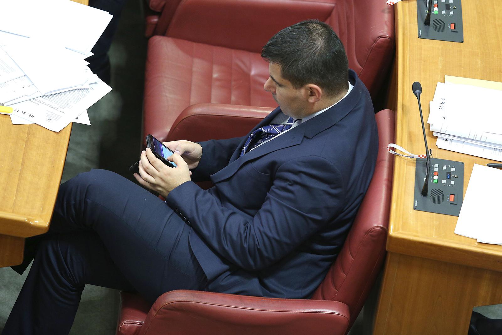 19.10.2016., Zagreb - Saborski zastupnici trose vrijeme na razne nacine dok cekaju svoj red za raspravu. Mandatar Andrej Plenkovic na prvoj sjednici 9. saziva Hrvatskog sabora predstavio je program Vlade i njezine clanove te je od zastupnika zatrazio da mu iskazu povjerenje. Nikola Grmoja.  Photo: Patrik Macek/PIXSELL