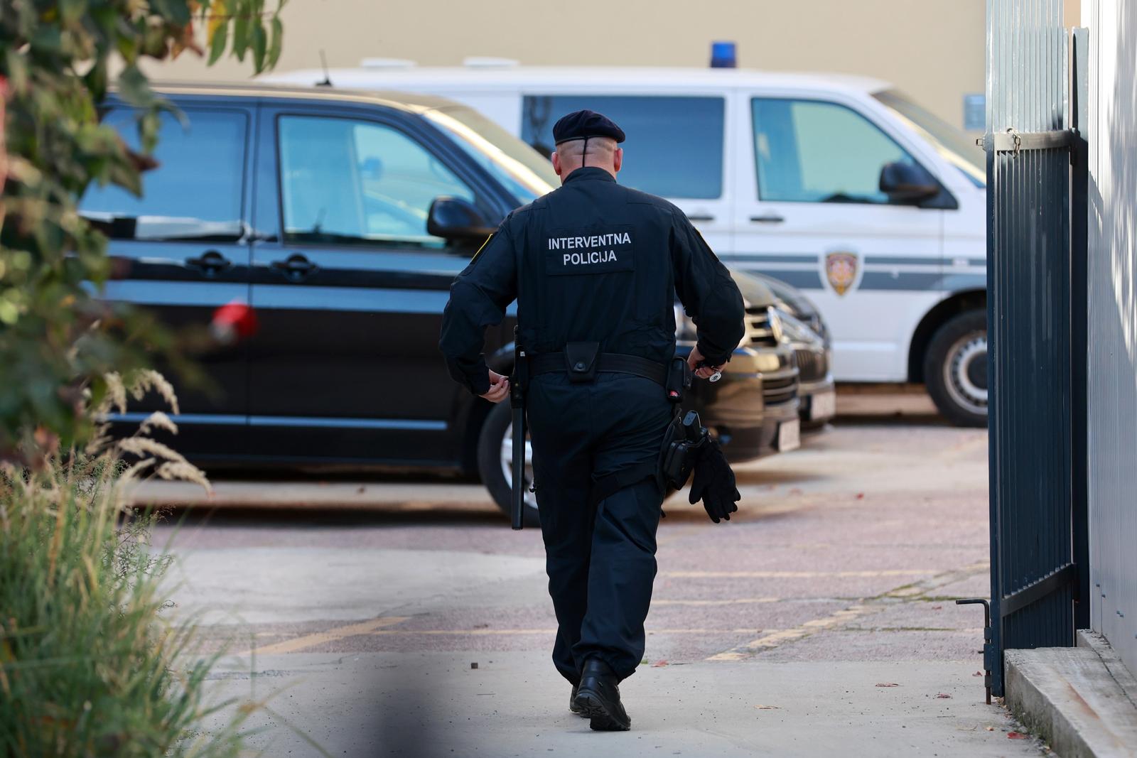 19.10.2022., Osijek - Akcija osjecko-baranjske policije i Uskoka, u kojoj je uhiceno najmanje tridesetak osumnjicenih, obuhvatila je tri organizirane skupine koje su se bavile preprodajom droga i duhana. Nesluzbeno se doznaje da je rijec o skupinama ciji su organizatori bili povezani, a djelovali su na podrucju Hrvatske, ali i inozemstva. Photo: Davor Javorovic/PIXSELL