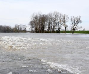 19.11.2019., Sisak - Iako su iz Hrvatskih voda najavljivali proglasenje izvanrednih mjera obrane od poplave, srecom prestanak oborina i poboljsanje vremenskih prilika doprinjeli su padu vodostaja i smirivanju situacije. Preljev Palanjek.rPhoto: Nikola Cutuk/PIXSELL