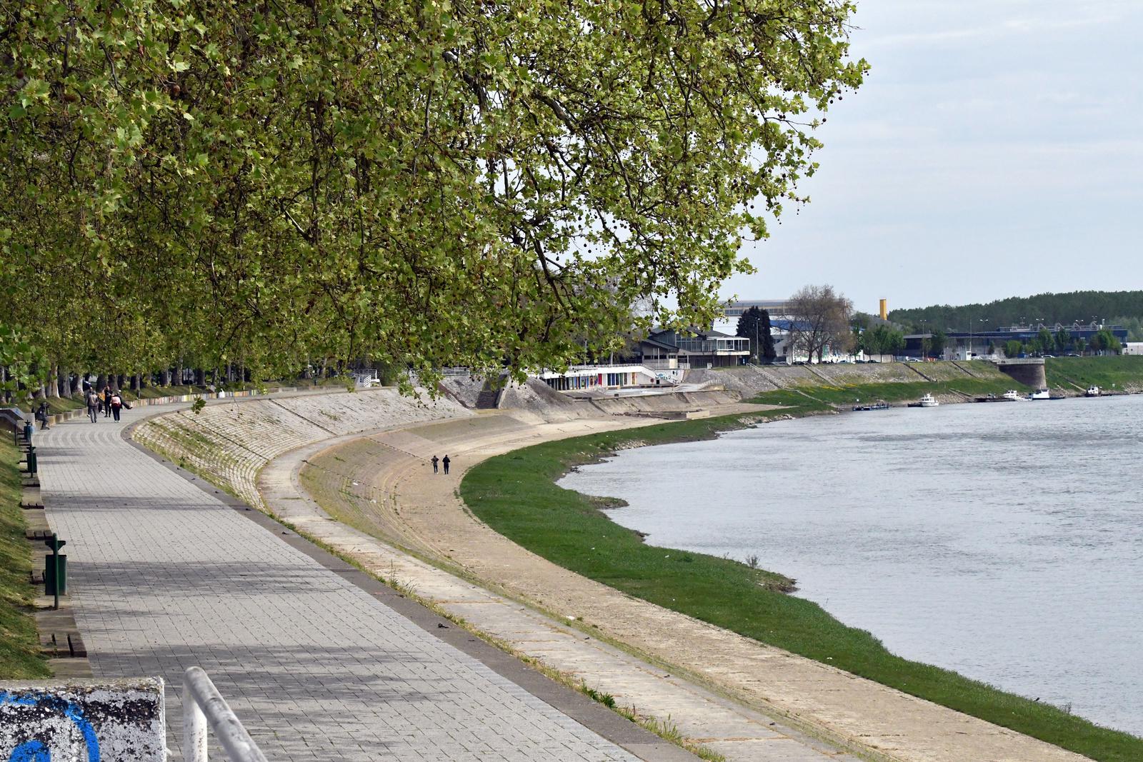 20.04.2020., Slavonski Brod - Promjenjivo vrijeme u Slavonskom Brodu. Vjetrovito, ali uglavnom suncano vrijeme idealno je za aktivnosti na otvorenom. Photo: Ivica Galovic/PIXSELL