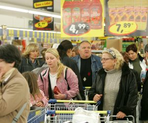 23.11.2006. Zagreb - Njemacki maloprodajni lanac Lidl otvorio je 13 prodajnih mjesta diljem Hrvatske. Zagrepcanima su na Sveticama u pakiranju proizvoda pomagali nogometni reprezentativci Luka Modric, Vedran Corluka i Eduardo da Silva.rPhoto: Sanjin Strukic/PIXSELL