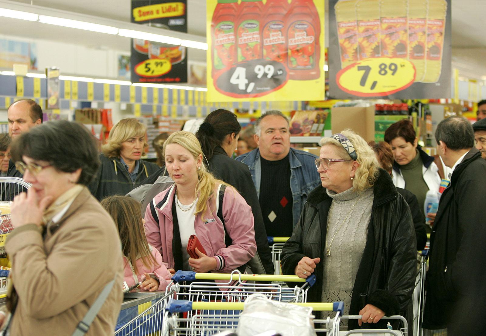 23.11.2006. Zagreb - Njemacki maloprodajni lanac Lidl otvorio je 13 prodajnih mjesta diljem Hrvatske. Zagrepcanima su na Sveticama u pakiranju proizvoda pomagali nogometni reprezentativci Luka Modric, Vedran Corluka i Eduardo da Silva.rPhoto: Sanjin Strukic/PIXSELL