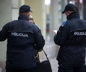 20.12.2022., Sarajevo, Bosna i Hercegovina - Policija pise kaznu zeni zbog prelaska ulice van pjesackog prelaza.
 Photo: Armin Durgut/PIXSELL