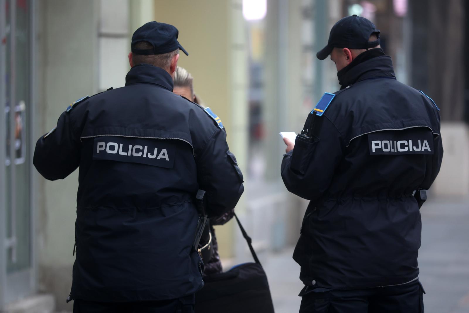 20.12.2022., Sarajevo, Bosna i Hercegovina - Policija pise kaznu zeni zbog prelaska ulice van pjesackog prelaza.
 Photo: Armin Durgut/PIXSELL