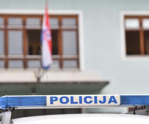 20.12.2022., Ivanec - Ocevid u Centru za socijalnu skrb gdje je muskarac razbio staklo na vratima te bacio zapalljivu staklenu bocu nakon cega se udaljio s mjesta dogadjaja.  Photo: Vjeran Zganec-Rogulja/PIXSELL