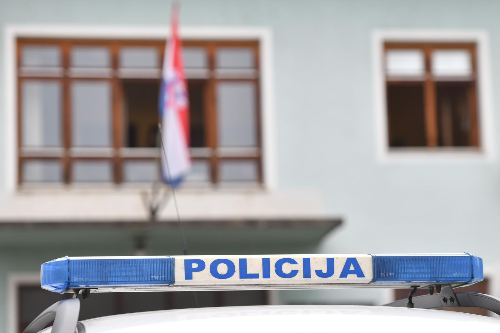20.12.2022., Ivanec - Ocevid u Centru za socijalnu skrb gdje je muskarac razbio staklo na vratima te bacio zapalljivu staklenu bocu nakon cega se udaljio s mjesta dogadjaja.  Photo: Vjeran Zganec-Rogulja/PIXSELL