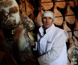 21.02.2021.,Dugopolje- Prsutana Smjeli iz Dugopolja dici se svojim dalmatinskim prsutima osvajacima mnogobrojnih nagrada i zlatnih medalja. Zbog svoje kvalitete potraznja za pancetom i pecenicom je velika jer kvaliteta lako nadje put do kupca kaze direktor Vlade Prancic."nPhoto:Ivo Cagalj/PIXSELL