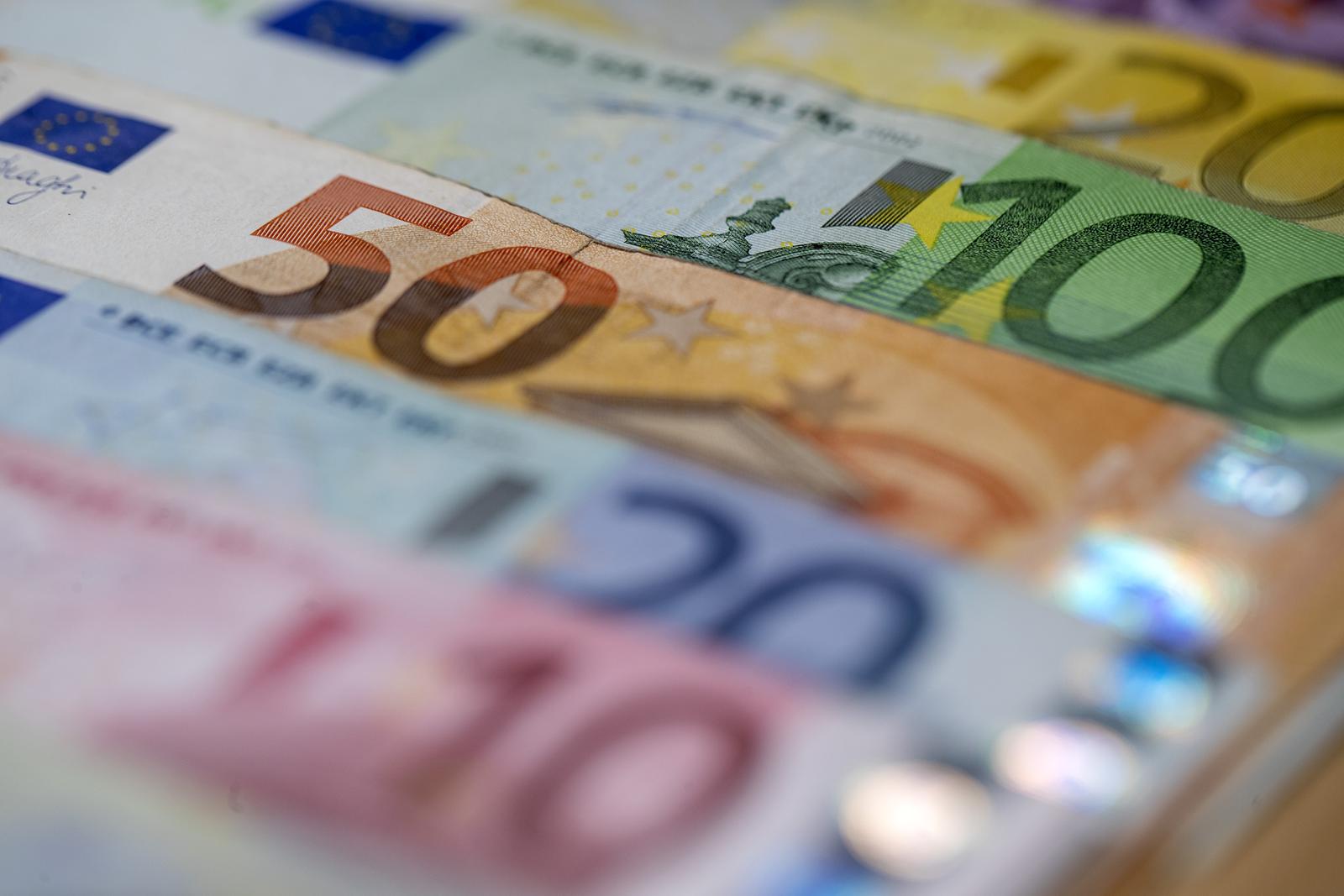 21.01.2022., Zagreb - Od 1. sijecnja 2023. godine, prema planu Vlade, platezno sredstvo u Hrvatskoj postat ce euro, a Hrvatska ce postati 20. clanica eurozone. Kuna ce time, nakon 28 godina koristenja, otici u povijest, dok ce hrvatski gradjani i sluzbeno postati korisnici eura. Ilustracija prelaska kune na euro. Photo: Igor Kralj/PIXSELL