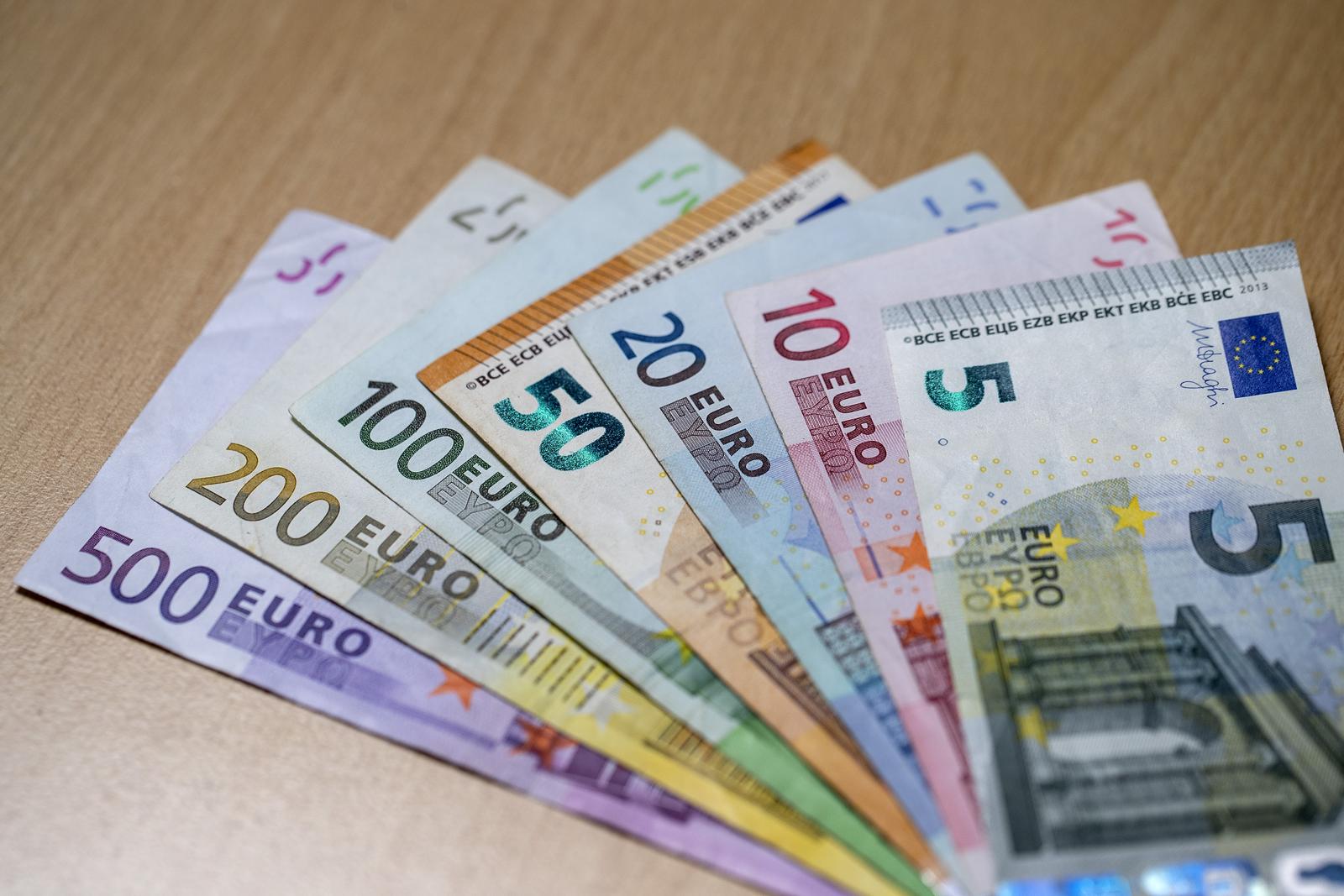 21.01.2022., Zagreb - Od 1. sijecnja 2023. godine, prema planu Vlade, platezno sredstvo u Hrvatskoj postat ce euro, a Hrvatska ce postati 20. clanica eurozone. Kuna ce time, nakon 28 godina koristenja, otici u povijest, dok ce hrvatski gradjani i sluzbeno postati korisnici eura. Ilustracija prelaska kune na euro. Photo: Igor Kralj/PIXSELL