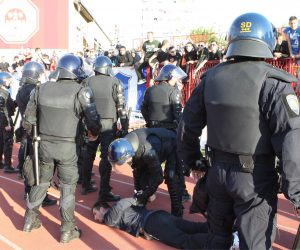 22.04.2105., Split - Uzvratna utakmica polufinala Kupa hrvatske u nogometu izmedju RNK Split i HNK Hajduk u Parku mladezi. Hajdukovci su dolaskom pred navijace nakon zavrsetka utakmice izazvali zestoke prosvjede i ulazak u teren pojedinih navijaca. r"nPhoto: Ivo Cagalj/PIXSELL
