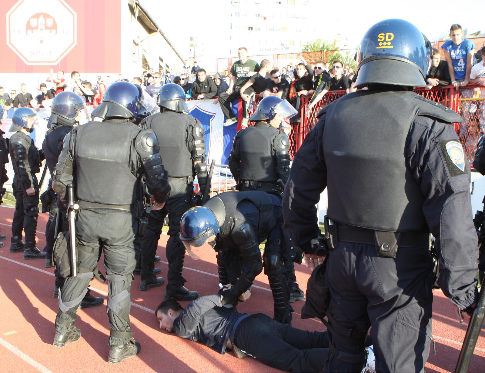 22.04.2105., Split - Uzvratna utakmica polufinala Kupa hrvatske u nogometu izmedju RNK Split i HNK Hajduk u Parku mladezi. Hajdukovci su dolaskom pred navijace nakon zavrsetka utakmice izazvali zestoke prosvjede i ulazak u teren pojedinih navijaca. r"nPhoto: Ivo Cagalj/PIXSELL