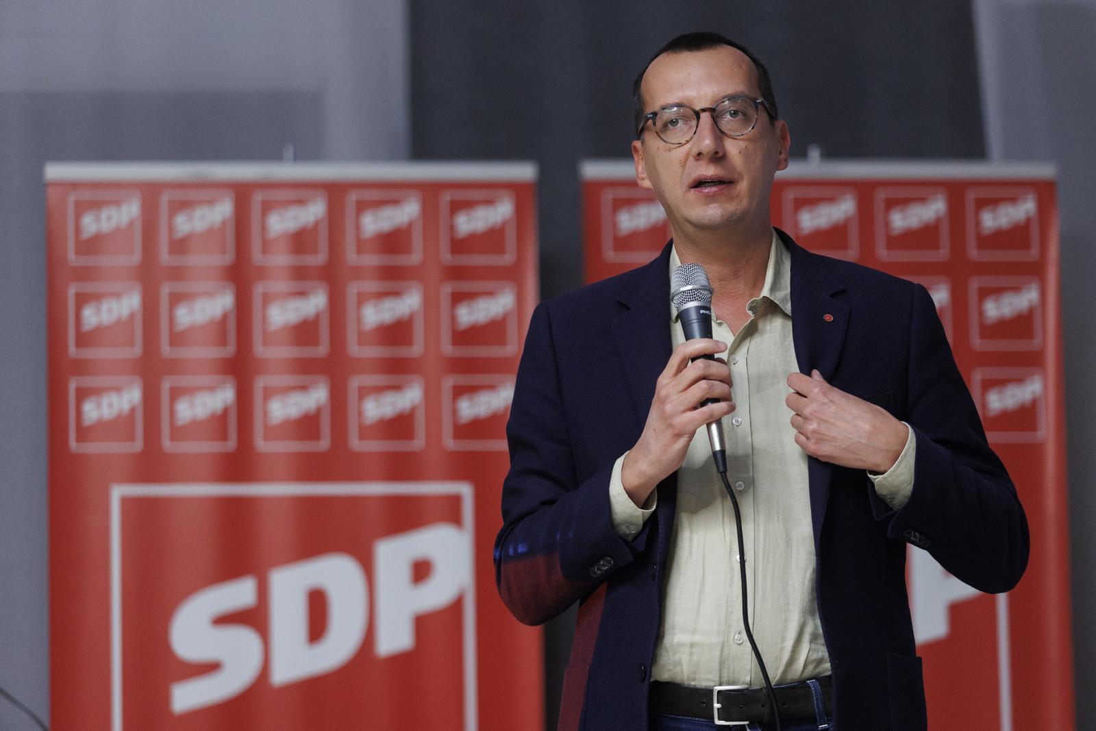22.11.2022.., Rijeka -  Javna tribina Bolji rad bolji zivot u organizaciji SDP-a Primorsko-goranske zupanije i SDP-a Rijeke, na kojoj je predsjednik SDP-a Peda Grbin predstavio SDP-ovu politiku za reformu radnog zakonodavstva. Uz predsjednika SDP-a govorili su i predsjednik SDP-a Primorsko-goranske zupanije Ivica Lukanovic, gradonacelnik Rijeke Marko Filipovic i njegova zamjenica Sandra Krpan. 
 Photo: Nel Pavletic/PIXSELL