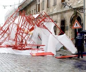 23.01.2023., Zagreb - Nocas oko 3 sata vjetar je srusio novopostavljenu zastitnu skelu na palaci Grlecic Jelacic na  Markovom trgu 9. Nije bilo povrijedjenih. Photo: Patrik Macek/PIXSELL