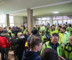 23.01.2023., Zagreb - Polusatni prosvjed radnika Cistoce radi najave izvanrednog otkaza trojici zaposlenika koji su spremnike s razlicitim vrstama otpada praznili u isto vozilo prerastao je u strajk. Nezadovoljstvo radnika Cistoce traje duze vrijeme, a nakon jutrosnjeg prosvjeda odlucili su stupiti u strajk dok se ne rijese njihovi zahtjevi od povecanja placa do uvjeta rada.  Photo: Matija Habljak/PIXSELL