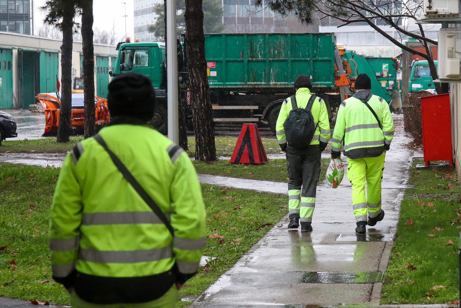 23.01.2023., Zagreb - Polusatni prosvjed radnika Cistoce radi najave izvanrednog otkaza trojici zaposlenika koji su spremnike s razlicitim vrstama otpada praznili u isto vozilo prerastao je u strajk. Nezadovoljstvo radnika Cistoce traje duze vrijeme, a nakon jutrosnjeg prosvjeda odlucili su stupiti u strajk dok se ne rijese njihovi zahtjevi od povecanja placa do uvjeta rada.  Photo: Matija Habljak/PIXSELL