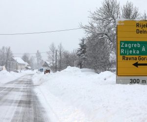 23.01.2023., Kupjak, Zalesina, Delnice - Velike kolicine snijega otezavaju zivot Goranima i putnicima u cestovnom i zeljeznickom prometu.
 Photo: Goran Kovacic/PIXSELL