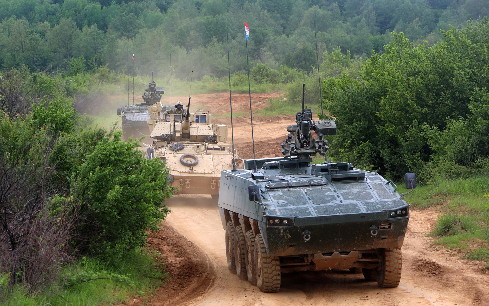 23.05.2021., Slunj - Na vojnom poligonuu Eugen Kvaternik u Slunju u tijeku je medunarodna vojna vjezba Immediate Response 21. Medijima je prikazana obuka Multinacionalne manevarske bojne s borbenim oklopnim vozilima Patria, Svarun i Bradley te bojno gadanje multionacionalne topnicke bojne i americke topnicke bojne.rPhoto: Kristina Stedul Fabac/PIXSELL