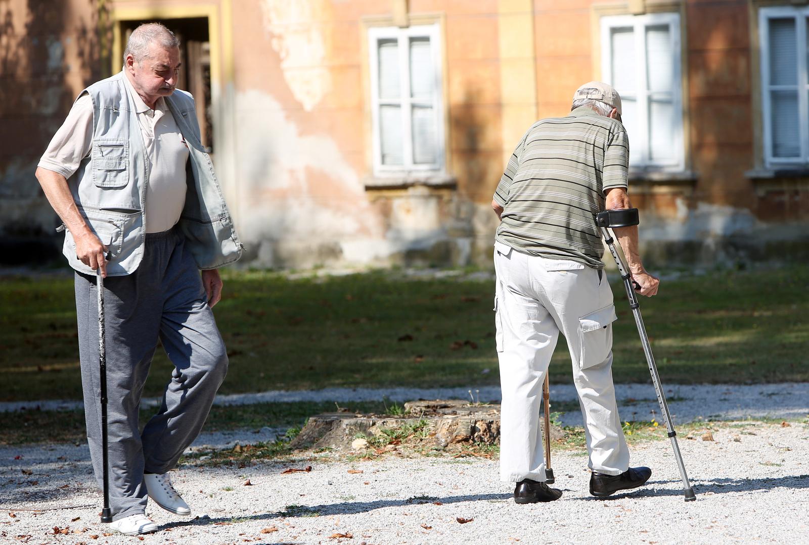 Hodanje uz pomoć medicinskih pomagala 23.08.2018., Karlovac - Hodanje uz pomoc medicinskih pomagala. Photo: Kristina Stedul Fabac/PIXSELL