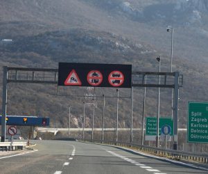 23.11.2021., Rijeka  - Olujni vjetar na autocesti A6 Rijeka-Zagreb na dionici Ostrovica-Kikovica usporava promet.  
  Photo: Goran Kovacic/PIXSELL