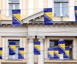 23.11.2022., Sarajevo, Bosna i Hercegovina - U Titovoj ulici u Sarajevu postavljene su zastavice Bosne i Hercegovine povodom Dana drzavnosti BiH.   Photo: Armin Durgut/PIXSELL
