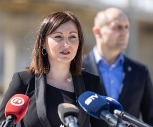 24.03.2022., Osijek - ​Gradonacelnik Osijeka Ivan Radic, zupan Osjecko-baranjske zupanije Ivan Anusic i ministrica regionalnoga razvoja i fondova Europske unije Natasa Tramisak sudjelovali su na pocetnoj konferenciji projekta i obilasku radova na izgradnji prve zgrade Gospodarskog centra u Osijeku.  Photo: Davor Javorovic/PIXSELL