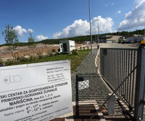 24.05.2019., Rijeka - Konferencija za medije clanova udruge Krizni eko stozer Mariscina na ulazu u Zupanijski centar za gospodarenje otpadom Mariscina.  Photo: Goran Kovacic/PIXSELL