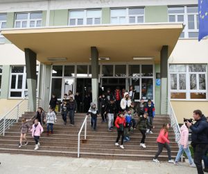 24.11.2022., Koprivnica - Odrzana pokazna vjezba civilne zastite u Osnovnoj skoli Djuro Ester pod nazivom 'Vjezba evakuacije i spasavanja'. Tema vjezbe je bilo gasenje pozara, evakuacija i spasavanje ucenika i zaposlenika zbog urusavanja dijela zgrade uslijed potresa i pozara u Osnovnoj skoli. Kako se u neposrednoj blizini nalaze i ostale skole, evakuirani su i  ucenici iz sportske dvorane, Obrtnicke skole i Srednje skole na javne povrsine. Vjezba je izvedena s ciljem uvjezbavanja spremnosti u slucaju moguceg realnog dogadjaja, a najteze ozlijedjeni s gornjeg kata evakuirani su sa vatrogasnim ljestvama. Photo: Damir Spehar/PIXSELL