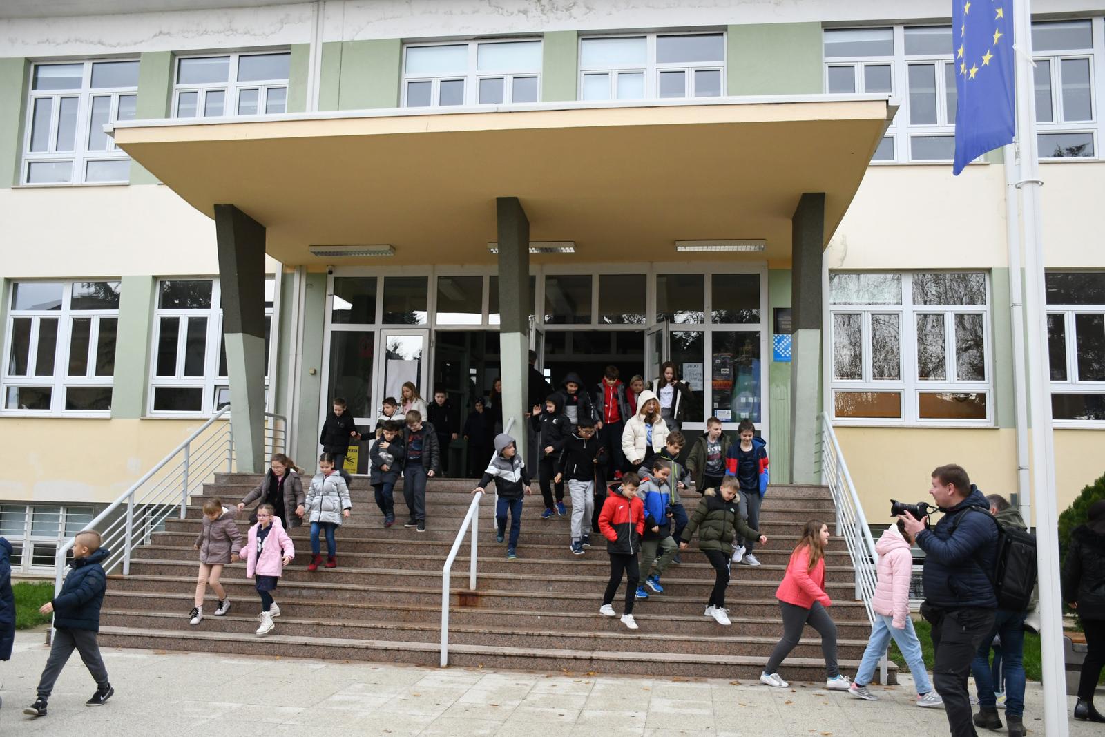 24.11.2022., Koprivnica - Odrzana pokazna vjezba civilne zastite u Osnovnoj skoli Djuro Ester pod nazivom 'Vjezba evakuacije i spasavanja'. Tema vjezbe je bilo gasenje pozara, evakuacija i spasavanje ucenika i zaposlenika zbog urusavanja dijela zgrade uslijed potresa i pozara u Osnovnoj skoli. Kako se u neposrednoj blizini nalaze i ostale skole, evakuirani su i  ucenici iz sportske dvorane, Obrtnicke skole i Srednje skole na javne povrsine. Vjezba je izvedena s ciljem uvjezbavanja spremnosti u slucaju moguceg realnog dogadjaja, a najteze ozlijedjeni s gornjeg kata evakuirani su sa vatrogasnim ljestvama. Photo: Damir Spehar/PIXSELL