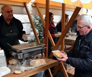 24.12.2022., Pozega - Na badnjem dorucku u Pozegi gradjanima je podijeljeno tisucu posnih obroka. Uoci Bozica, devetu godinu za redom, obrtnici u suradnji s partnerima organiziraju prigodni domjenak za gradjane. Ove godine u sklopu programa Adventa i Bozicnog sajma prigodna blagdanska akcija nosila je naziv "1000 radosti - svi ste pozvani".  Photo: Ivica Galovic/PIXSELL