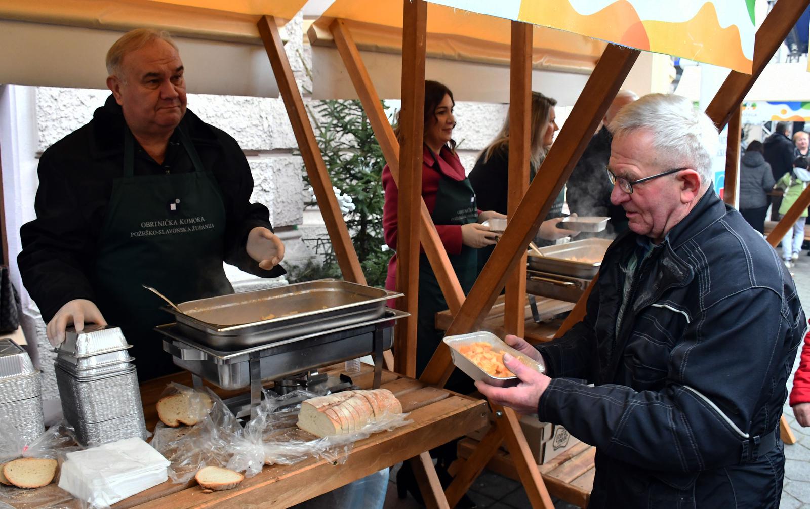 24.12.2022., Pozega - Na badnjem dorucku u Pozegi gradjanima je podijeljeno tisucu posnih obroka. Uoci Bozica, devetu godinu za redom, obrtnici u suradnji s partnerima organiziraju prigodni domjenak za gradjane. Ove godine u sklopu programa Adventa i Bozicnog sajma prigodna blagdanska akcija nosila je naziv "1000 radosti - svi ste pozvani".  Photo: Ivica Galovic/PIXSELL